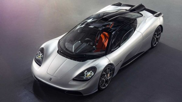 Създателят на легендарния McLaren F1 се завърна на автомобилната сцена с нов прочит на рожбата си през призмата на 2020 година. И под собствената си марка. Gordon Murray T.50 предизвика доста коментари, най-вече положителни. И как не: с тегло от 986 кг и мощност от 663 конски сили, изцеждани от уникален V12 на Cosworth.