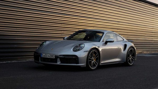 Има ли нужда да ви представяме Porsche 911 Turbo S? Това е една от най-мускулестите версии на непреходното 911. За новото си поколение, моделът все още разчита на своя 6-цилиндров боксер, който сега постига 650 к.с.