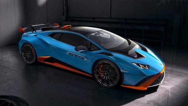 Lamborghini Huracan е на пазара от доста време. Преди да направят ново поколение суперкола, от Lamborghini преди няколко седмици представиха много специална версия, която прави връзка между стандартния модел и състезателната машина Super Trofeo. Така, STO означава "Super Trofeo Omologata" или казано иначе, това е състезателна кола, "избягала" от пистата.