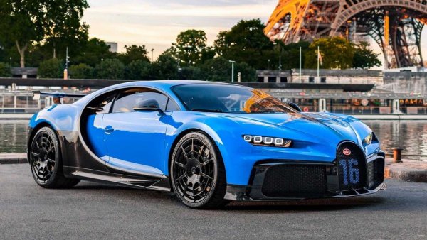 Pur Sport е това, което Chiron трябваше да бъде в самото начало. Автомобил, който е по-малко тежък, по-аеродинамичен и с още по-добро управление. Bugatti Chiron Pur Sport запази W16 двигателя на Chiron с неговите 1500 конски сили, но максималната скорост беше ограничена на 350 км/ч.