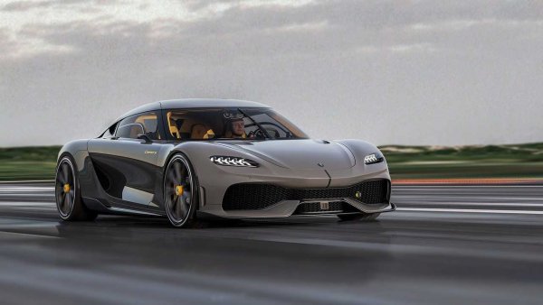 Koenigsegg Gemera е изцяло нов тип хиперкола: предназначена е за четирима души, които могат да се насладят на умопомрачителните 1723 конски сили. Болидът се задвижва от двигател с едва 3 цилиндъра и работен обем от 2 литра. Но има уловка: туинтурбо агрегатът с 600 "кончета" е свързан с два електромотора, намиращи се на задния мост.
