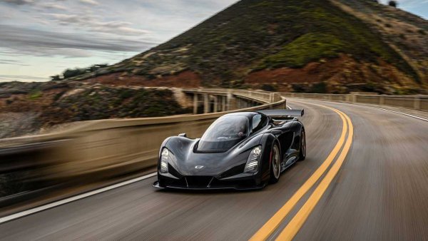 По-скоро непознат за широката публика, Czinger 21C идва от САЩ. Задвижва се от 2,88-литров туинтурбо V8, който постига феноменалната мощност от 1250 к.с. С тегло от едва 1250 кг, болидът предлага съотношение на тегло и мощност 1 к.с. на 1 кг и обещава чудеса.