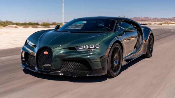 Цена - 4 460 000 долара, търг на Bonhams

Още един Chiron, продаден от Bonhams. Този славно зелен Super Sport е изминал по-малко от 1191 км, откакто е нов, и се предлагаше с "флашка памет, съдържаща снимки и видео на автомобила, докато се е произвеждал". Нещо, което купувачът да покаже на следващото си вечерно парти.
