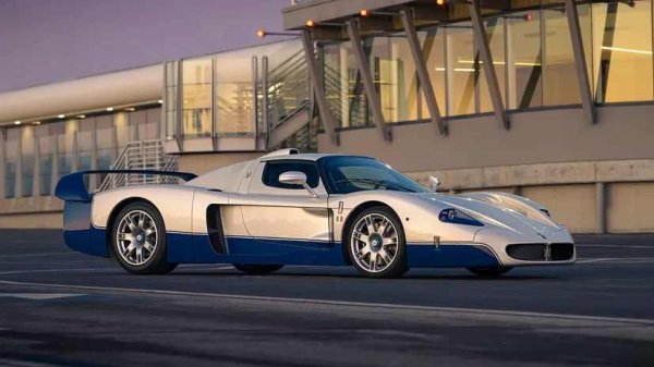 Цена - 5 202 500 долара, търг на Broad Arrow

Преди продажбата на тази кола, рекордната цена, платена за MC12, беше 3,8 милиона долара. Този екземпляр от 2005 г. би рекорда. Продавачът определено е доволен, след като наскоро похарчи 70 000 долара за повторно въвеждане на автомобила в експлоатация от GTOEngineering.
