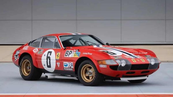 Цена - 8 145 000 долара, търг на Gooding Christie's

Наскоро сертифициран от отдела Ferrari Classiche, този зашеметяващ V12 Daytona е един от 15-те фабрично произведени състезателни автомобила и участва в Льо Ман за North American Racing Team на Луиджи Чинети през 1973 и 1974 г. Той също така печели в клас GT и финишира втори в генералното класиране на 24-те часа на Дайтона през 1979 г.
