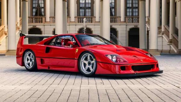 Цена - 11 005 000 долара, търг на RM Sotheby's

Ferrari дава благословията си на Джулиано Микелото да направи състезателна версия на F40, а италианецът произведе само 19 бройки от F40 LM. Изглежда, че този екземпляр никога не е участвал в състезания, но неговият V8 двигател с два турбокомпресора е обновен до спецификацията GTC, което означава ужасяващите 760 к.с.
