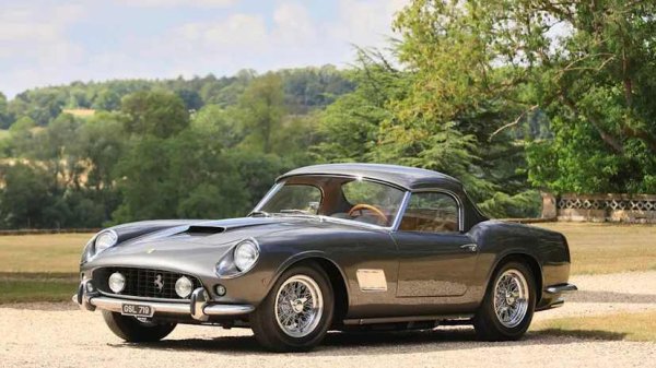 Цена - 25 305 000, търг на Gooding Christie's

Това e един от двата автомобила SWB California Spiders с алуминиева каросерия и състезателни спецификации. Той е и истинско произведение на изкуството, с "изключителен произход".
