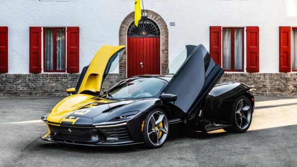 Цена - 26 000 000, търг на RM Sotheby's

Най-скъпата кола, продадена на Monterey Car Week, не беше класическо Ferrari, а съвременно. Трябваше да бъдат произведени само 599 бройки от Daytona SP3, но Ferrari сглобиха 599+1, използваха логото му като състезателна лента и след това го продадоха на търг за благотворителност, което го превърна в най-скъпия нов модел на компанията. Парите ще отидат във фондация Ferrari за "бъдещи образователни инициативи".
