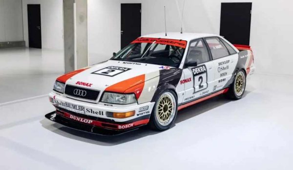 В началото на сезон 1990 Audi се включва в DTM, като производителят от Инголщад прави истински мечтан дебют. Германците залагат на хитро модифицирана версия на луксозния седан Audi V8.

Благодарение на усилията на Ханс-Йоахим Щук, който безапелационно печели титлата при пилотите, лимузината засенчва специално разработените хомологационни бегачки на традиционните съперници BMW и Mercedes-Benz.

Още по-впечатляващ е следващият сезон. Тогава друго V8 Quattro DTM, този път зад чийто волан седи Франк Била, повтаря този подвиг и защитава шампионския трофей за Audi.

