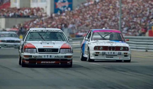 Както подсказва самото име, тази легенда от DTM постига тотална доминация в ерата на олекотените четирицилиндрови машини. Баварският модел разчита на класически 3,6-литров атмосферен V8 двигател, който осигурява мощност от 415 к.с.

Макар че е тясно базиран на серийния модел и тежи повече от своите конкуренти, V8 Quattro DTM компенсира с допълнителен ресурс под капака и прецизни настройки на шасито, което го прави изключително труден за побеждаване на пистата.

Поради разногласия с ръководството на шампионата относно спорна конструкция на коляновия вал, Audi взема решение да се оттегли от сериите по средата на сезон 1992. По този начин успешният път на V8 Quattro DTM приключва преждевременно.
