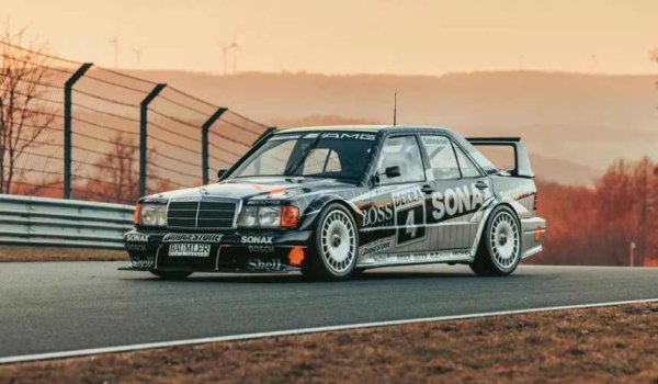 За сезон 1990 Mercedes-Benz и партньорите им от AMG разработват топ еволюция на модела 190 E 2.5-16. Целта на инженерите е съвсем ясна &mdash; да сложат край на доминацията на вечния съперник BMW в сериите DTM.

Тази най-наточена версия на 190 E 2.5-16 носи името Evolution II. Тя предлага драстични подобрения и получава може би най-агресивния бодикит сред всички автомобили от златната ера на шампионата.

Със своите силно раздути калници, спойлер над задното стъкло и масивно регулируемо антикрило, Evo II ясно показва сериозните си намерения на пистата. И макар успехът да не идва веднага, моделът бързо се превръща в доминираща сила.
