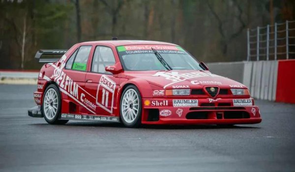 През 1993 г. DTM заменя правилата на "Група А" с изискванията за новият "Клас 1". Това решение дава сериозно предимство на машините с характер на чистокръвни прототипи, като отдалечава сериите от досегашните, тясно базирани на серийни модели коли.

В крайна сметка производителите успяват да се адаптират към промените, но марката, която веднага излиза начело, изненадва мнозина. Става дума, разбира се, за италианците от Alfa Romeo. Те налагат пълна хегемония през сезон 1993 със своята феноменална 155 V6 TI.
