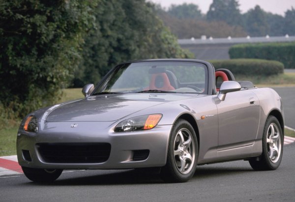 Купетата са една от умиращите породи, което ги превръща в нещо специално. Всички модели от този клас, посочени от Стивънсън, са с атмосферни мотори и минимална електроника, като на първо място е поставена Honda S2000 - един от най-емблематичните автомобили в историята на марката. Той се произвежда от 1999 до 2009 година, се задвижва от редови мотор с 4 цилиндъра, който развива 247 к.с. и позволява достигането на максимална скорост от 240 км/ч.