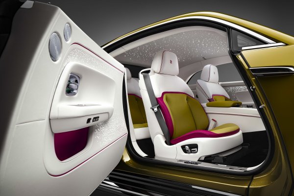 Палитрата на моделите на компанията от Гууддуд включва е доста пъстра, като дори първият SUV на британската марка - Cullinan, има такива. В случая обаче ще посочим първия електромомил на Rolls-Royce - Spectre, защото при него, за разлика от оставалите, предните врати се отварят срещу посоката на движение. Дължината им е метър и половина - повече от всеки друг Rolls-Royce! Силуетът напомня на купето Wraith, което Spectrе замени, но детайлите са доста необичайни. Например, основните блокове на оптиката на главата са затъмнени, а искрящият &bdquo;щит&ldquo;, симулиращ радиаторна решетка, е много широк.
