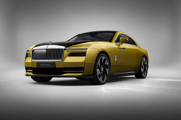 Този път &bdquo;решетката&ldquo; има само декоративна функция, тъй като Spectre е електрическа кола със задвижване на четирите колела. Двигателите развиват 584 к.с. и 900 Нм, а ускорението от 0 до 100 км/ч отнема 4,5 секунди.
