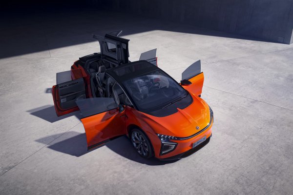 В случая вратите са шикозно допълнение към умопомрачителния дизайн на тази китайска кола, която изглежда сякаш е дошла от друга планетата. Това е 5,2-метров кросоувър/миниван с хибридно задвижване, като той има задни врати с повдигащи се секции на покрива. Ефектното решение е предназначено да направи качването и слизането много удобно. И шестте врати (всъщност са точно толкова) се управляват от отделни модули и се отварят с натискане на специален бутон.
