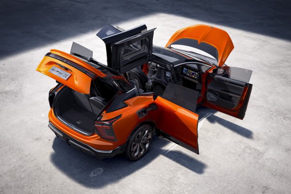 Този модел се предлага с монтиран отзад електрически мотор с 299 к.с. или със задвижване на всички колела с комбинирана мощност от 598 к.с. Максималната скорост и на двете версии е ограничена до 200 км/ч. Топ-версията вдига 100 км/ч от място за 3,9 секунди. 

Високите технологии включват автопилот от трето ниво, матрична оптика със светлинна индикация и възможности за програмиране, софтуерна и хардуерна платформа с ориентирана към човека архитектура (HOA) с шест домейн контролера и 500 сензора, както и поддръжка на стандарта 5G-V2X .
