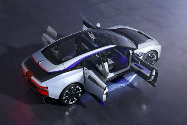 Това превозно средство има класически изглеждащи самоубийствени врати без &bdquo;крила&ldquo; на покрива. Въпреки това, дори и без тях външният вид е леко шокиращ и дори сензационен. Единствената модификация със задвижване на всички колела е оборудвана с тягова батерия с капацитет 90 или 120 кВт/ч (HiPhi X има 97 кВт/ч). Мощността е 672 к.с., а времето за ускорение до 100 км/ч е 3,8 секунди.
