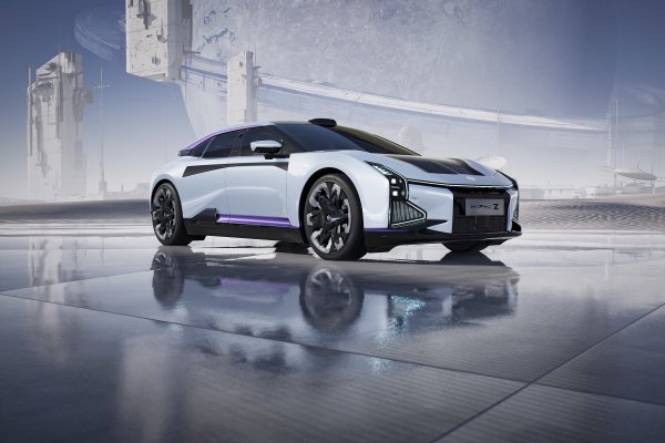 Електромобилът разполага и с технология Star-Ring ISD - &bdquo;светлинна завеса&ldquo; с 4066 светодиода по цялото тяло. С тяхна помощ Grand Tourer &bdquo;комуникира&ldquo; с външния свят. Има още въздушно окачване с електронно контролирани амортисьори и управление на задния мост (колелата се отклоняват с впечатляващите 13,2 градуса, което прави Z маневрен като малък хечбек), автопилот, амбиентно осветление със стереоскопичен ефект, звукова система Meridian с 23 високоговорителя и две нива на изходна мощност.
