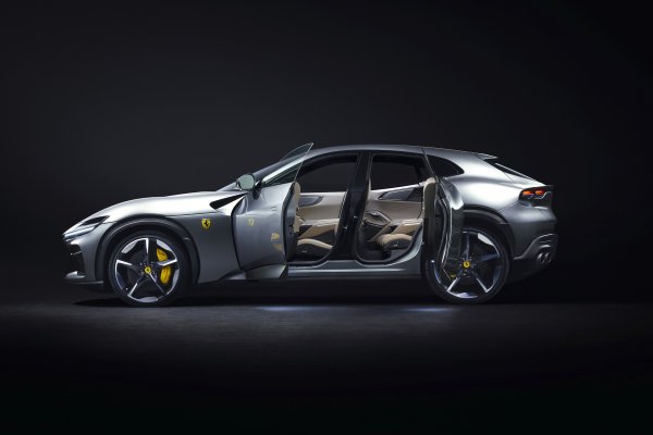 В сегмента на премиум кросоувърите &bdquo;самоубийствените&ldquo; врати доскоро бяха прерогатив на супер-ексклузивите модели. Това обаче се промени с излизането на първия кросоувър на Ferrari. Необичайният елемент е превърнат в характеристика на екстремния Purosangue, чиято каросерия е направена от алуминий и въглеродни влакна. Производителят се опита да се отърве от всякакви негативни асоциации и нарича такива врати нищо повече от &bdquo;врати за добре дошли&ldquo;. Те се отварят електрически под ъгъл от 79 градуса. За сравнение стойността отпред е 63 градуса.
