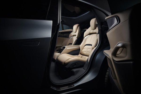 Формално Purosangue е SUV, но с много нетривиален стил. От гледна точка на дизайна, той също преобръща конвенционалните идеи. Лъвският дял от конкурентите, включително Lamborghini Urus, са въоръжени с 4,0-литрови битурбо V8, но във Ferrrai залагат на класика - 6,5-литров атмосферен V12 ( 725 к.с. и 716 Нм). Този двигател със сух картет е напълно уникално решение за стандартите в сегмента!
