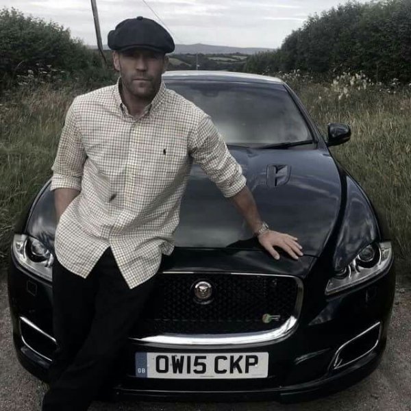 Актьорът има в колекцията си общо няколко автомобила на марки от родината му. Сред тях е струващият 123 000 долара Jaguar XJR. Машината е оборудвана със силов агрегат V8 с 575 конски сили във вариант Supercharged Engine