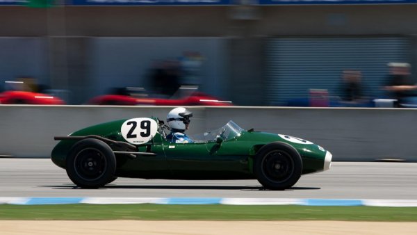 В първите години на Формула 1 след войната, всички шампионски коли - на Alfa, Mercedes и Maserati били с нормална компановка: двигател отпред, пилот зад него и някъде по-назад не много безопасен резервоар за гориво, близо до задните задвижващи колела.

Едва през 1958 година миниатюрният Cooper T43 става първият болид, с двигател, разположен зад кокпита, който вижда първи карирания флаг на финала. И доказва, че ниското тегло и балансираното управление могат да надделеят над суровата мощност.