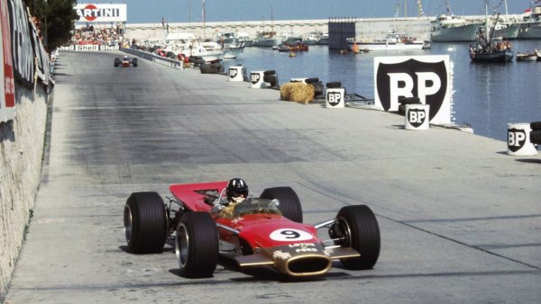 В наши дни е невъзможно да си представим съвременните машини от Ф1 без върховата им аеродинамика. Всъщност, през 2011 година, тогавашният шеф на Ferrari Лука Ди Монтедземоло заяви че "Формула 1 прекалено много набляга на аеродинамиката. Ние конструираме по-скоро самолети, отколкото коли."

Макар и преди, и след войната да е имало ниски и издължени болиди с добро съпротивление, автомобилът който дава тласък на върховата аеродинамика е болидът Lotus 49 на Колин Чапмън. Машината "разперва криле" в Гран при на Монако през 1968 година, като предлага още една интересна идея: самият двигател да е вграден като част от шасито, за да спести тегло и да добави якост.