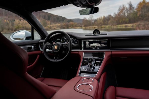 Силовият агрегат е подобен на този на Mercedes, като в основата му е 4,0-литров V8 с две турбини. При Panamera мощността му е 571 к.с., но ако добавим електромотора получаваме 700 к.с. Благодарение на отделния блок батерии Turbo S-Hybrid изминава до 50 км само на ток, като това става при ниска скорост – до 50 км/ч. Освен това, този модел се предлага и в комби-версия – Sport Turismo. Цените стартират от 115 240 евро.