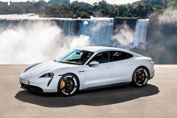 Porsche има още един конкурент на хибрида на Mercedes в гамата си и това е изцяло електрическият Taycan. Като ускорение от 0 до 100 км/ч той дори го превъзхожда – 2,8 срещу 2,9 секунди. Максималната скорост на хибрида на AMG обаче е доста по-висока – 316 км/ч срещу 260 км/ч на Taycan Turbo S. Пробегът също е по-голям, тъй като електрическото Porsche изминава не повече от 343 км с едно зареждане.