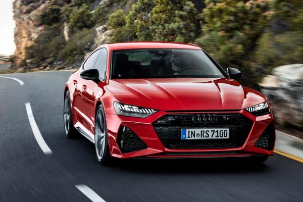 Живеещите в ритъма на Формула 1, които не искат да губят повече от 10 минути за зареждане, могат да изберат Audi RS7 Sportback. Той няма електрически добавки, но пък разполага с огромен потенциал за тунинг. А това е нещо недостижимо за електрическите и хибридни автомобили, които предлагат двата производителя от Щутгарт. Факт е обаче, че на фона на Taycan и GT 63 S E Performance този модел изглежда някак си остарял, въпреки че е оборудван с най-модерни технологии.
