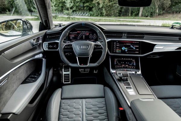 Под капака му е поставен споменатият вече 4,0-литров V8, който развива внушителните 600 к.с. и 800 Нм. Благодарение на тях и на системата за задвижване на четирите колела quattro, тещащото 2,2 това RS7 ускорява от 0 до 100 км/ч за 3,6 секунди и развива максимална скорост 250 км/ч. Ако това се струва недостатъчно на някой, той може да си поръча допълнителния пакет RS Plus, при който ограничителят на скоростта ще премества на 305 км/ч. Цените на RS7 Sportback започват от 121 000 евро.