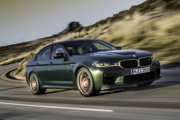 Ако списъкът с опции при Audi RS7 е огромен и може дори да обърка купувача, то при BMW M5 от специалната серия CS нещата не стоят така. Клиентът избира между три цвята и два варианта на спирачната система &ndash; стоманена или карбоново-керамична, която е безплатна. Като допълнително оборудване се предлагат асистенти при шофиране, тониране на стъклата, аларма и всичко, което е достъпно за стандартното M5, в това число и форсирания до 635 к.с. V8 двигател с обем 4,4 литра.