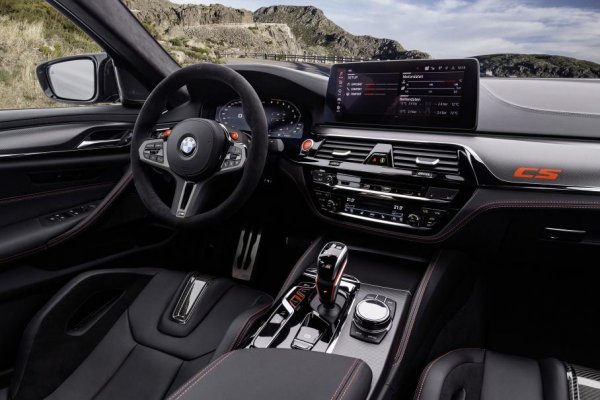 С него M5 CS се превръща в най-мощния сериен автомобил в историята на BMW. Той вдига 100 км/ч от място за 3 секунди и развива 305 км/ч. А най-хубавото в случая е, че клиентът не трябва да плаща нищо за допълнително оборудване и получава автомобил, който наистина осигурява невероятно удоволствие от шофирането (това е мнението на Крис Харис от Top Gear). Всичко това обаче си има цена, при това сериозна &ndash; 180 400 евро.