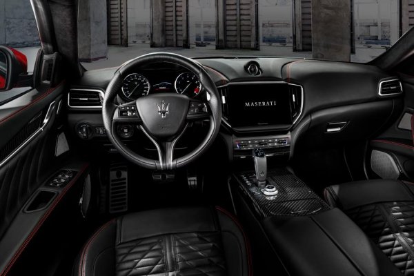 Сред силните страни на Ghibli Trofeo са фактът, че този модел няма ограничител на скоростта и той може да развие 326 км/ч. Освен това, той има харизма, която не е се ограничава само с дизайна, но и със звуците и миризмите си. Е, и цената му е доста впечатляваща &ndash; 136 000 евро.