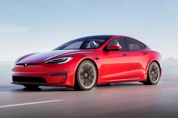 Няма как да минем без машината, която откровено се надсмива над суперколите и над законите на физиката. Електрическият седан вдига 100 км/ч от място за 2 секунди, а Tesla го определя като &bdquo;най-бързият и най-безопасен автомобил на планетата&ldquo;. Това е доста спорно, тъй като вече има Rimac Nevera, а Model S си навлече доста проблеми с покриването на краш-тестовете в Европа и Северна Америка.