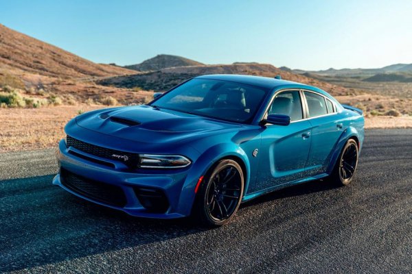 АкоTesla Model S Plaid, както и Mercedes-AMG GT 63 S E Performance, се намират на острието на прогреса, то Dodge Charger SRT Hellcat Widebody определено е от една отдавна отминала епоха. Там няма хибриди, системи за автономна управление, сферични камери за изгаряне на горивото, специални гуми и т.н. Това си е чист muscle-car, който залага на огромен атмосферен двигател &ndash; 6,2-литров V8, разиващ мощност от 717 к.с. Той позволява ускорение от 0 до 100 км/ч за 3,6 секунди и развиване на 315 км/ч.
