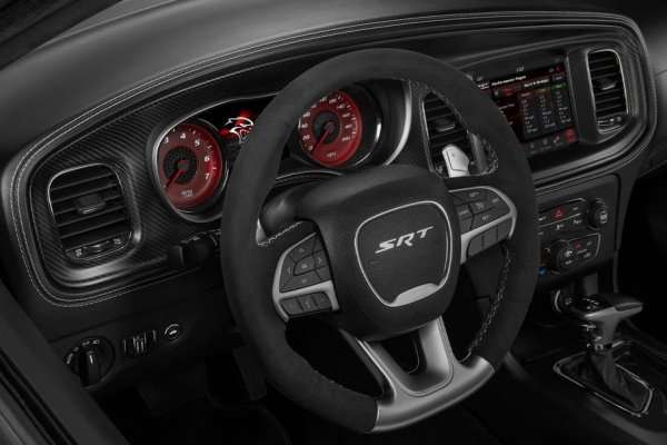 Времето за изминаване на 1/4-миля е с 2 секунди по-бавно от това на Tesla Model S, но пък тези 11 секунди са шумни и с много дим. Освен това, като истински флагман на модела Charger, версията Hellcat Widebody е богато оборудване. Тя разполага със селектор Drive Modes, който управлява шасито и настройките, има лаунч-контрол, мултимедийна система със спортен блок, която измерва динамиката и натоварванията. Топ-версията струва поне 81 445 долара.