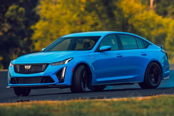 Във времето, в което европейските и азитските производители масово се отказват от механичните сккоростни кутии, някои американски марки правят точно обратно. Сред тях е Cadillac с представения през февруари CT5-V Blackwing. Този автомобил съчетава по-малко от &bdquo;новата&ldquo; и от старата школи&ldquo;. От една страна той разполага с адаптивно окачване Magnetic Ride Control 4.0 и с карбоново-керамична спирачна система, а от друга &ndash; с брутален 6,2-литров V8 от Chevrolet Corvette с компресор Eaton, задно предаване и 6-степенна механична скоростна кутия (тя може да бъде заменена от 10-степенен автомат).