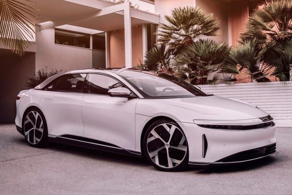 Дебютът на електрическия седана Air вече беше отлаган някоко пъти, така че той влиза в графата &bdquo;бъдещи конкуренти&ldquo; на Mercedes-AMG GT 63 S E Performance. Все пак компанията Lucid Motors твърди, че през есента първите бройки от модела ще бъдат доставени на клиентите си, като Air трябва да усложни живота не само на хибрида на AMG, но и на Tesla Model S Plaid. 