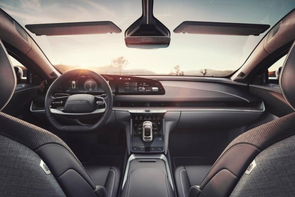 Седанът излиза в два варианта - Dream Edition Performance и Dream Edition Range, като първата развива 1111 к.с., а втората &ndash; 933 к.с. Времето за ускорение от 0 до 100 км/ч съответно е 2,5 и 2,7 секунди. Пробегът и в двата случая е около 700 км, като това става благодарение на батерията с капацитет 113 кВт/ч. Максималната скорост е 270 км/ч. Цените и на двете модификации са еднакви &ndash; 169 000 долара.