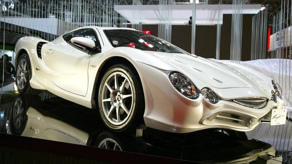 Тази малка и твърде странна японска компания е предлагала и любопитни коли през годините, но Orochi не е сред тях. Вдъхновена от Honda NSX и споделяща доста компоненти с нея, тази Mitsuoka обаче е несравнимо по-зле като скорост, динамика и управление. Да не говорим за дизайн: прилича повече на нещо, току-що изпълзяло от дъното на кален вир, отколкото на автомобил. 
