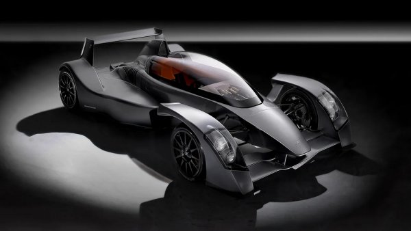 "Болид от Формула 1 за нормални пътища", гласеше оригиналната реклама. Разполагащото с 575 коня и минимално тегло Caparo можеше да ускори от място до 160 км/ч за едва пет секунди - но много рядко го правеше, предпочитайки да е счупено или избухнало в пламъци. Или и двете едновременно. 
