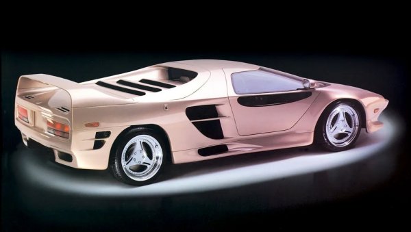 Суперкола, ама по американски. Vector M12 всъщност бе на платформата на Lamborghini Diablo, но имаше повратливостта на слон и качеството на сглобка на палатка преди Джулай морнинг. На неговия фон дори оригиналното Diablo изглеждаше като разумен, надежден избор. 
