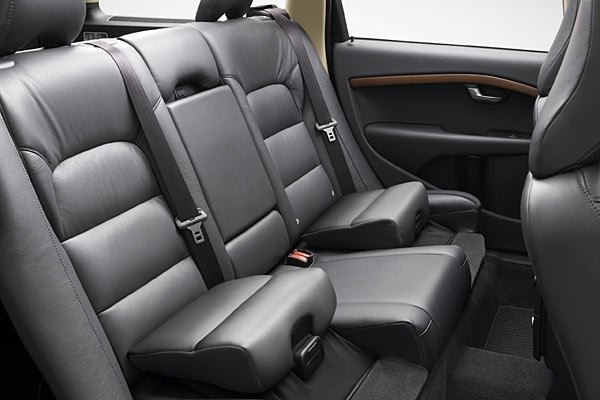 Поглед към мястото на задната седалка: две интегрирани детски места с настройване на височината, © Volvo Car Corporation