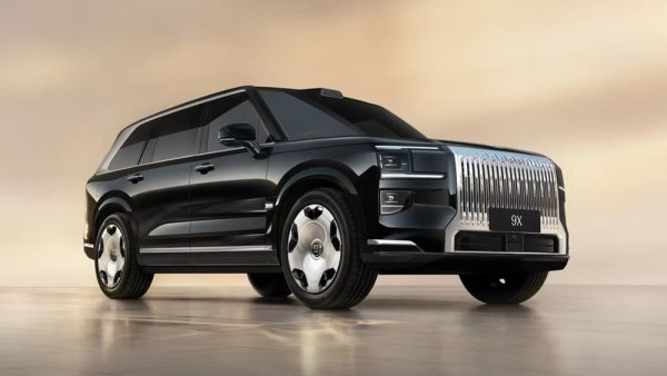Хибридният гигант Zeekr 9X изненада собствениците с крехкостта на скоростната кутия на задно разположения двигател. Неговият магнезиев корпус не издържа на среща с реагентите на пътя и е покрит с обвивка, наподобяваща на мрежа, която бързо губи своята херметичност.