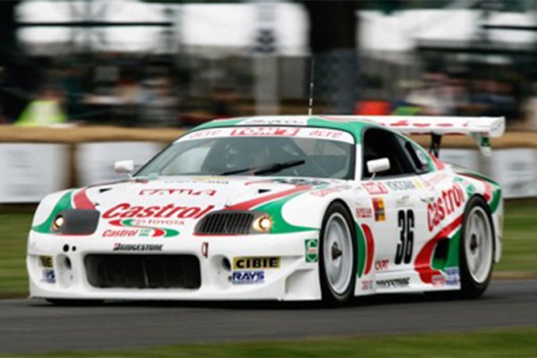 Това не е шосейна кола като останалите в този списък и една от най-малко известните в тази тема. Когато сред ентусиастите се споменава легендарната Mk4 Toyota Supra, това винаги е придружено от благоговение към нейния също толкова легендарен двигател 2JZ-GTE. Това, което мнозина не знаят е, че най-емблематичната Supra всъшност не се задвижва от този мотор заради теглото му. 

Supra на Castrol-Tom се състезава в клас GT500 от серията All-Japan GT Championship срещу Pennzoil-Nismo R34 GTR и дори Lamborghini Diablo GTR и Porsche 911 GT2. Tom&rsquo;s, които тогава също рекламираха Celica в Световния рали шампионат със същата ливрея, решиха, че по-лекият 3S-GTE от рали версията на Celica е по-добър вариант. Двулитровият мотор е с над 480 конски сили.