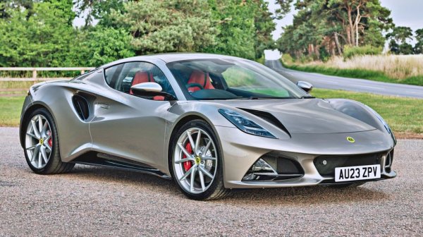 Връзката между Lotus и Toyota е дългогодишна и добре документирана. Тъй като историята на Lotus изглежда почти винаги на ръба на фалита, може би едно от най-добрите решения, които британците взеха, беше да си партнират с Toyota като техен доставчик на двигатели през по-голямата част от 90-те години до последния им автомобил с двигател с вътрешно горене - Lotus Emira. Репутацията на Toyota за надеждност несъмнено помогна на Lotus да спечели по-добро представяне на международния пазар.