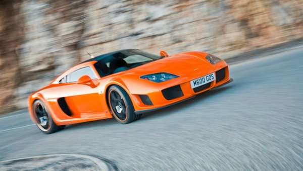 Noble е британски производител на автомобили, които са ръчно изработени и се правят в съвсем малък тираж. Един от малкото останали производители, които предлагат истински лек аналогов суперавтомобил, Noble M600 често е оприличаван на Ferrari F40.

Noble M600 има 650 конски сили, използвайки версия с два турбокомпресора на V8 двигателя на Volvo, който е съчетан с шестстепенна ръчна трансмисия. Започвайки живота си като сравнително кротък 4,4-литров двигател с 310 конски сили, предназначен за Volvo XC90 и S80, еволюирането на този мотор до задвижване на суперавтомобил е грандиозно постижение.