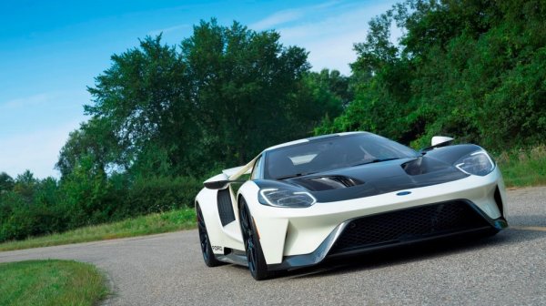 Ford изразиха известен протест, когато обявиха през 2015 г., че тяхната емблематична кола ще се задвижва от V6 с два турбокомпресора вместо традиционния V8, който задвижваше предишните две поколения. И не отне много време, за да разберем, че двигателят, който задвижва новия суперавтомобил на Ford, е базиран на битурбо V6 от пикапа Ford F150.

С течение на времето и с поредния успех в Льо Ман, пубриката заобича идеята за V6 във Ford GT. С агресивен стил на каросерията и производителност, която съответства на външния му вид, Ford GT 100 км в час за три секунди, а 3,5-литровият EcoBoost V6, генерира 647 конски сили.